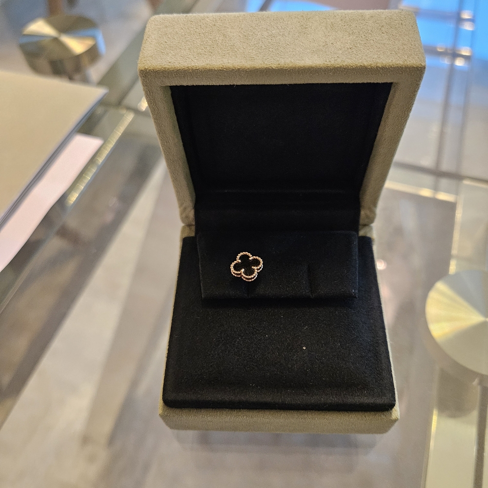 Van Cleef & Arpels Gold Clover One Piece Earring